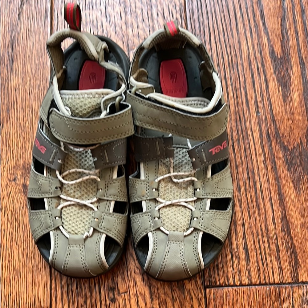 VGUC Teva shoes. Size 6